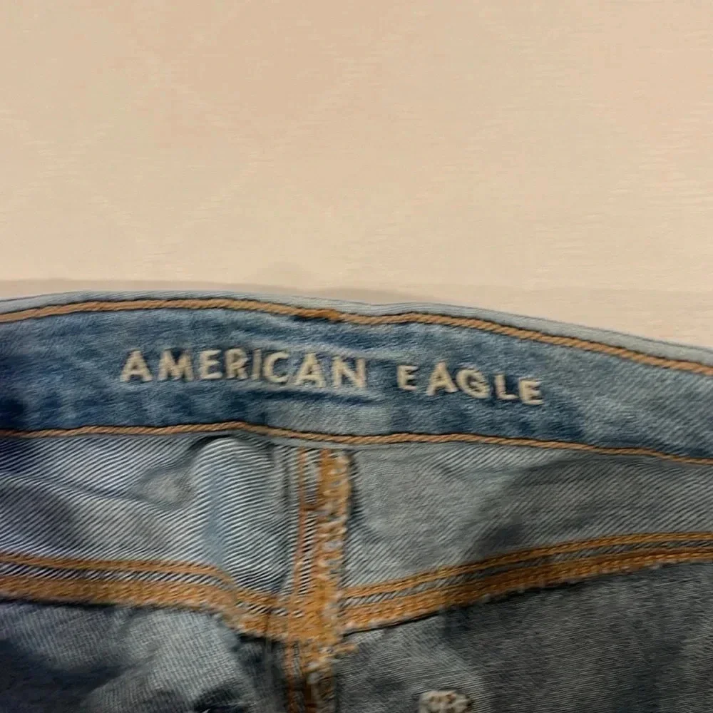 American Eagle women a jean shorts high rise mom short distressed size‎ 4 EUC